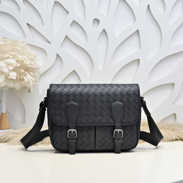 Bv-The latest men's messenger bag. Original quality. Official website. Use top w