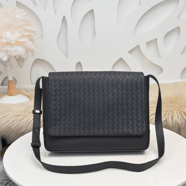 Bv-The latest men's woven messenger bag. Original quality. Official website. Use