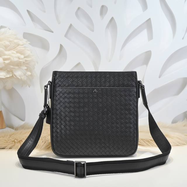 Bv-The latest men's messenger bag. Original quality. Official website. Use top w