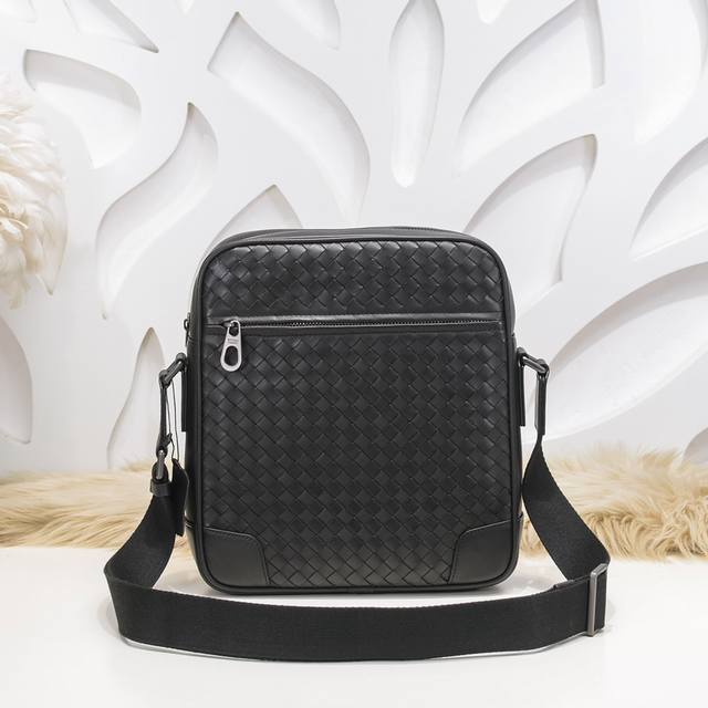 Bv-The latest men's messenger bag. Original quality. Official website. Use top w