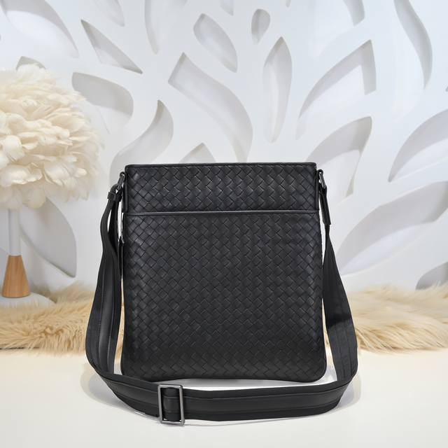 Bv-The latest men's messenger bag. Original quality. Official website. Use top w