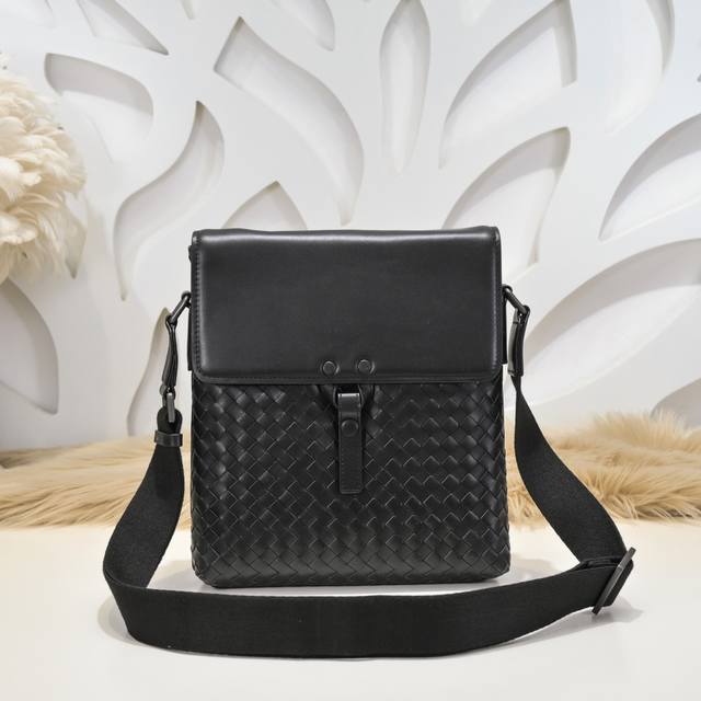 Bv-The latest men's messenger bag. Original quality. Official website. Use top w