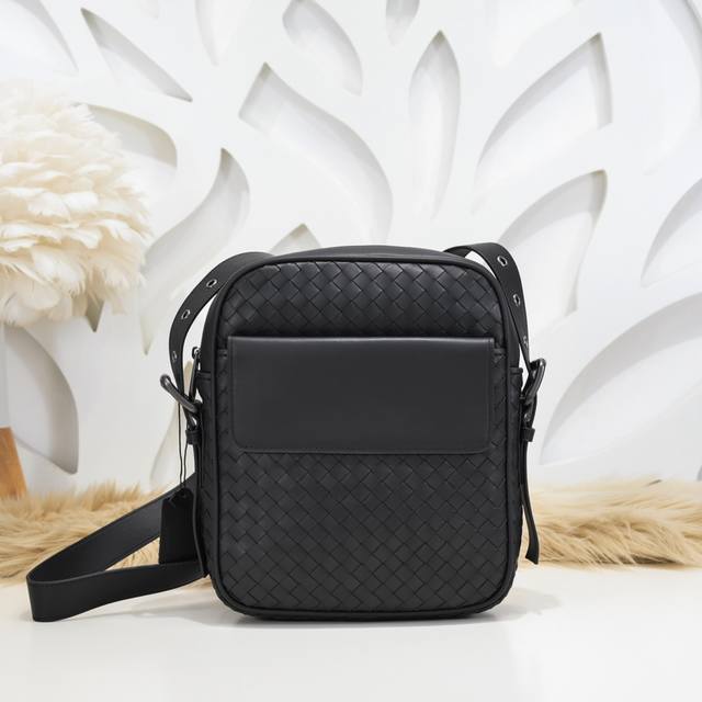 Bv-The latest men's messenger bag. Original quality. Official website. Use top w
