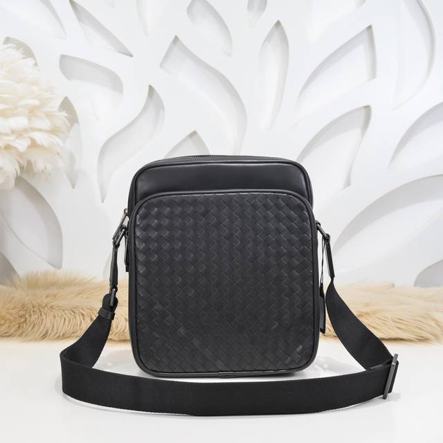 Bv-The latest men's messenger bag. Original quality. Official website. Use top w