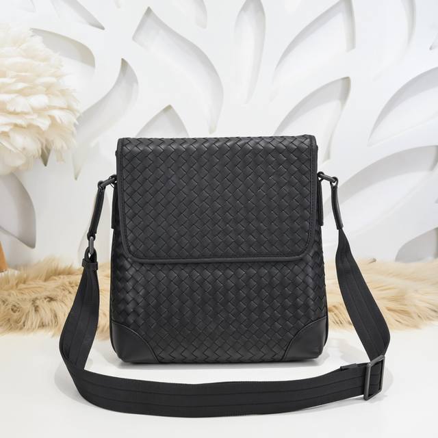 Bv-The latest men's messenger bag. Original quality. Official website. Use top w