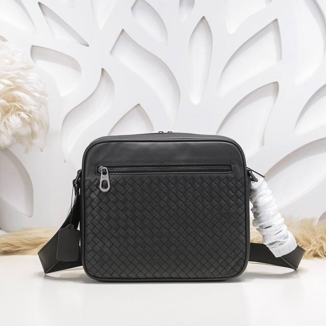 Bv-The latest men's messenger bag. Original quality. Official website. Use top w