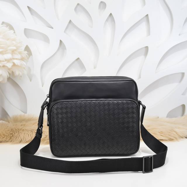 Bv-The latest men's messenger bag. Original quality. Official website. Use top w