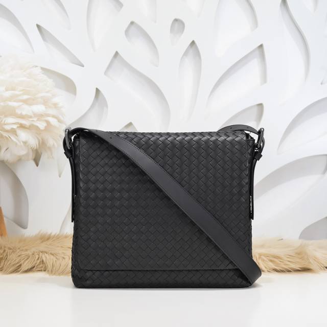 Bv-The latest men's messenger bag. Original quality. Official website. Use top w