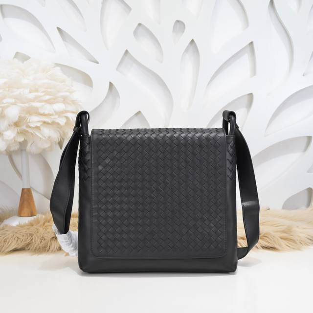 Bv-The latest men's messenger bag. Original quality. Official website. Use top w