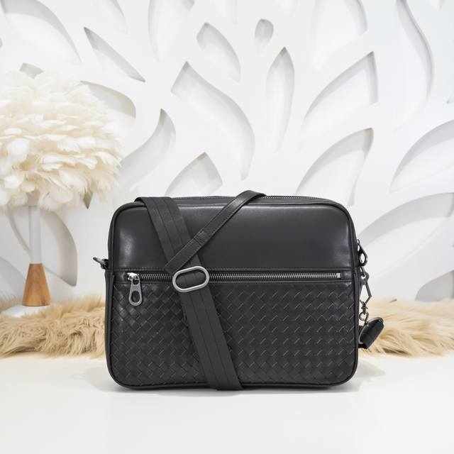 Bv-The latest men's messenger bag. Original quality. Official website. Use top w