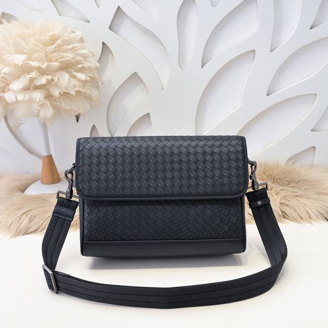 Bv-The latest men's messenger bag. Original quality. Official website. Use top w