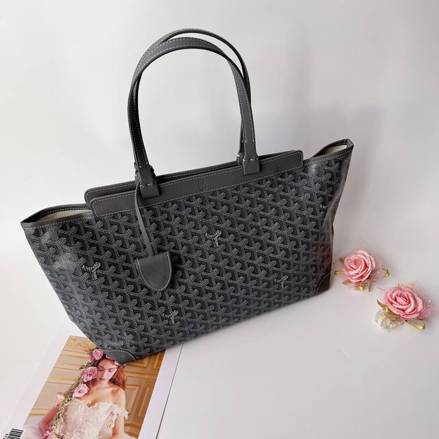 Germain Bellechasse Biaude Small Bag The convertible bag is a structured alterna