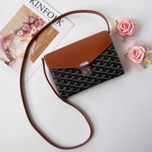 The design of the Chypre messenger bag has both the characteristics of a wallet