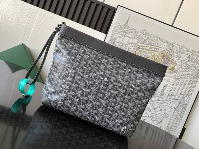 Conti clutch is the ideal companion for storing daily personal items. It has a w