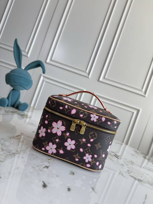 Exclusive background dynamic chipTop original M14181 This Nice Mini toiletry bag
