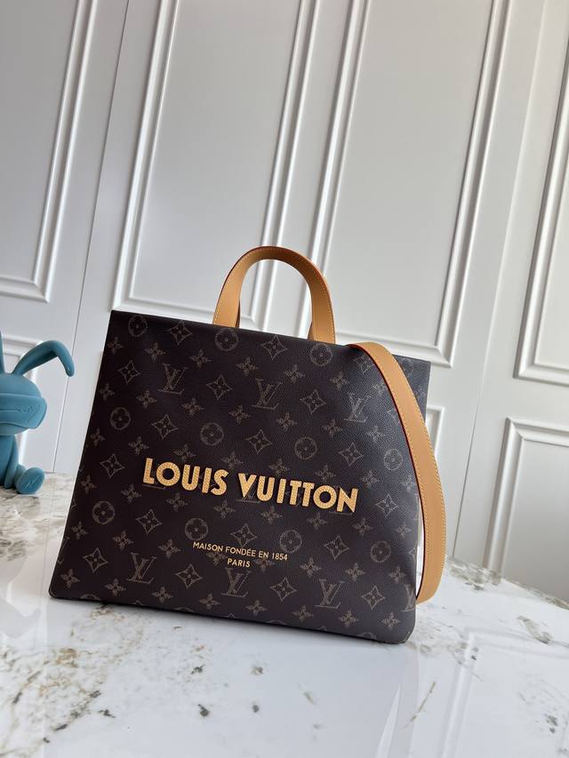 Exclusive background dynamic chipTop original M13928 This elegant Shopper Tote M