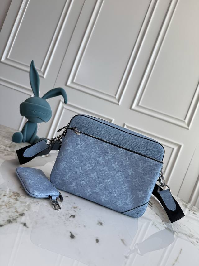 Exclusive background dynamic chip top original M14069 This Trio messenger bag i