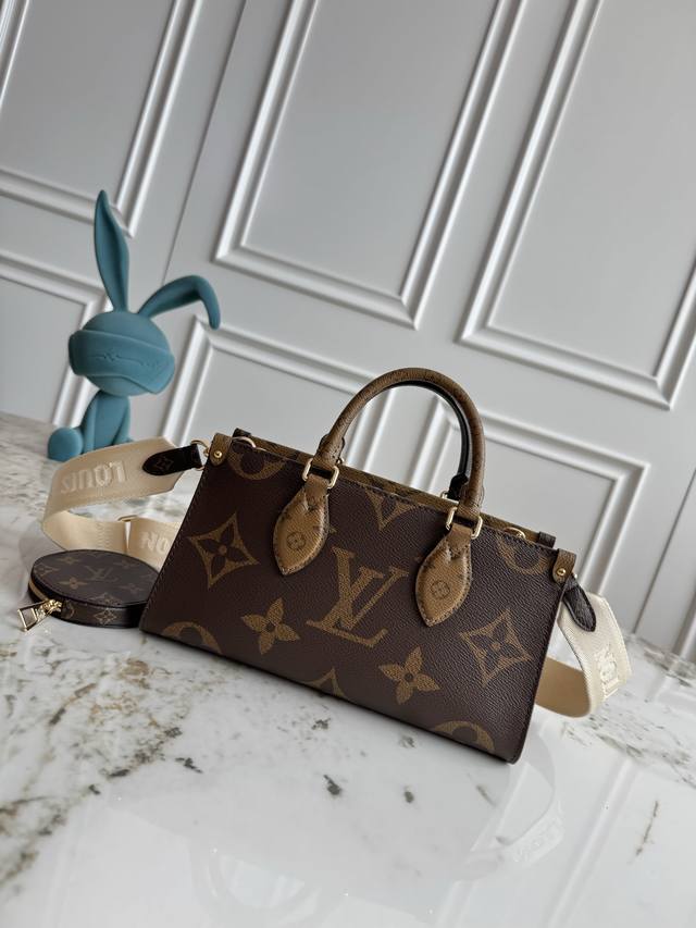 Exclusive background dynamic chip top original M46653 This Onthego tote combines