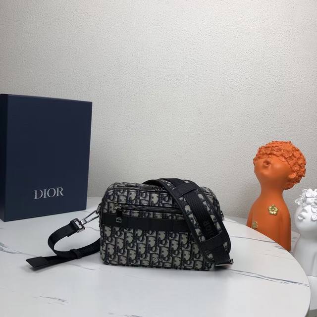 The highest version on the market, welcome to compare Safari Messenger Bag Beig