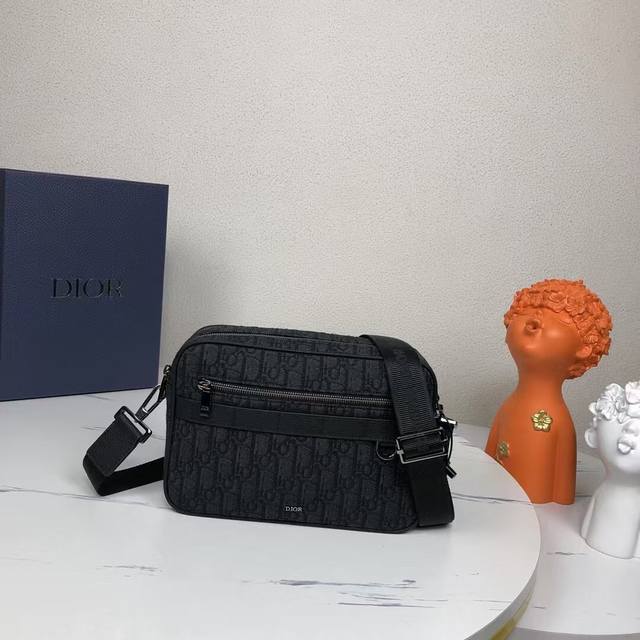 The highest version on the market, welcome to compare Safari Maxi Messenger Bag