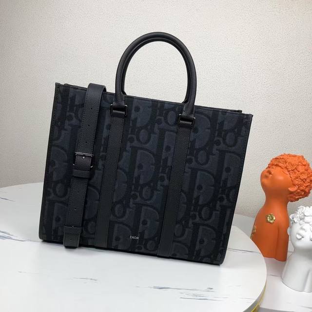 The highest version on the market, welcome to compare. This East-West handbag i
