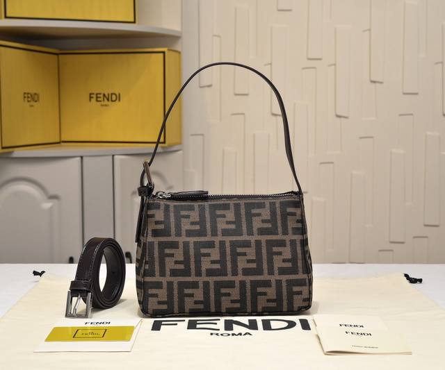 The small gold buckle Fendi monogram armpit bag is here. The lining is made of