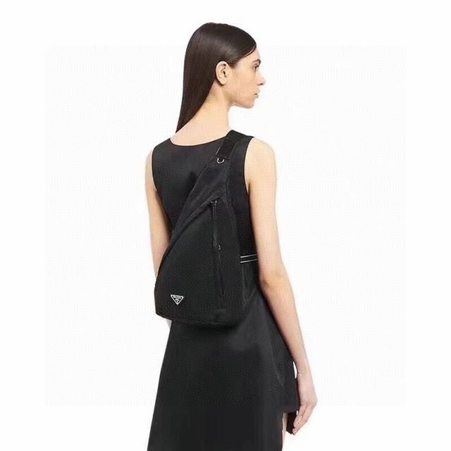 Prada-Prada's latest hot-selling chest bag is available on the official website.