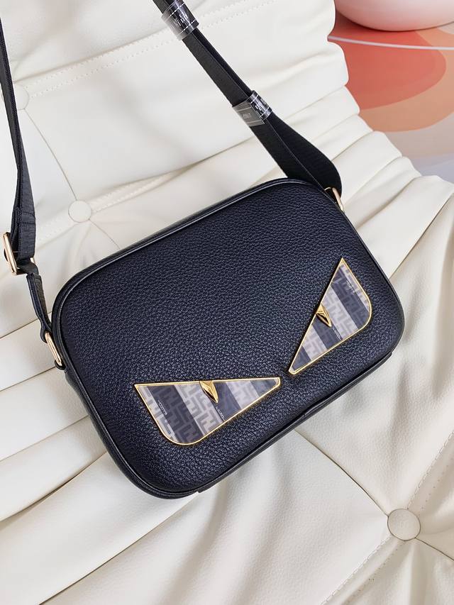 Original product available at the counter Original quality Fendi men's messenge