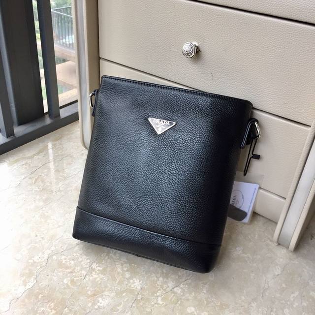 New Prada 6032# Men's top product, briefcase, handbag and messenger bag are hot