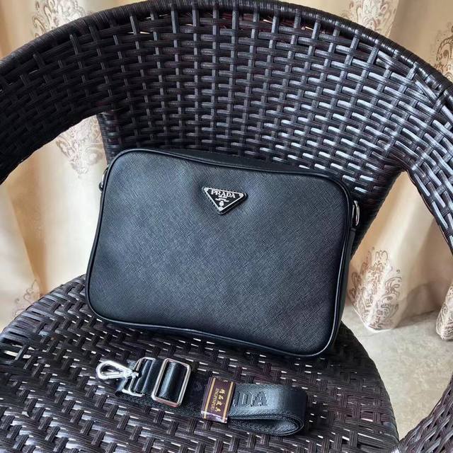 Prada new counter crossbody bag. Original first-layer cross-grain cowhide, casu