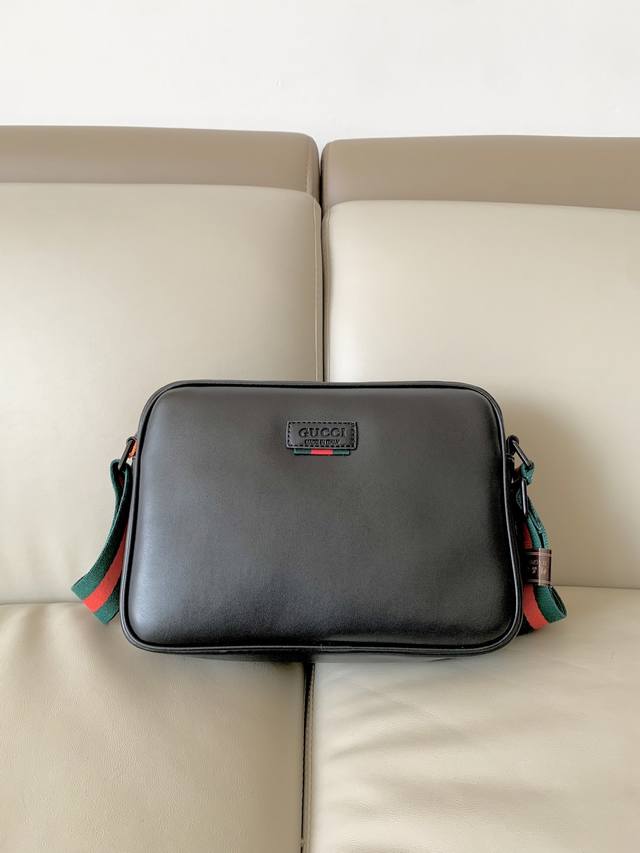 Gucc*New crossbody bag. Top layer cowhide with high-grade tiger head applique em