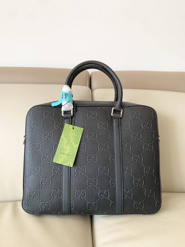 Official website synchronization, men's briefcases show unique temperament, low-