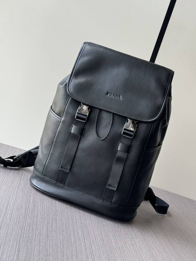 The latest and hottest Prada backpacks from the top counters are shipped in lar