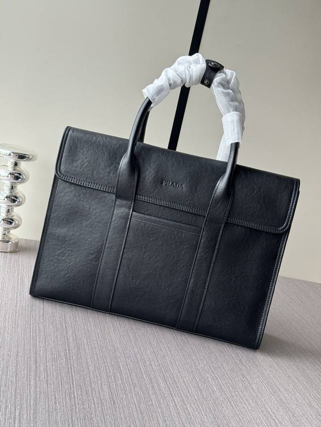The latest and hottest Prada handbags from the top counters are shipped in larg
