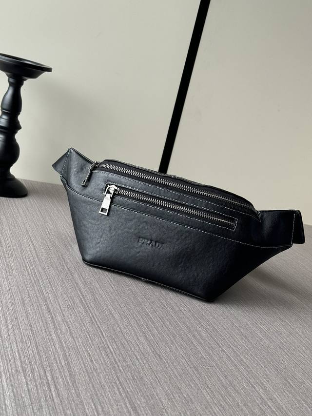 The latest style of the top counter, Prada full leather chest bag + waist bag,