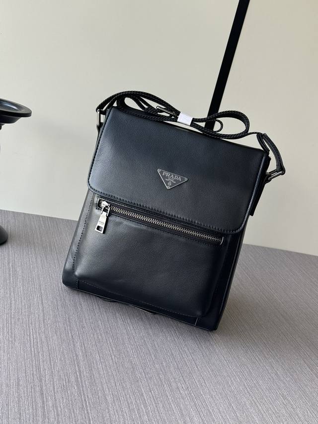 The latest hot Prada clamshell messenger bag from the top counter mouse is ship