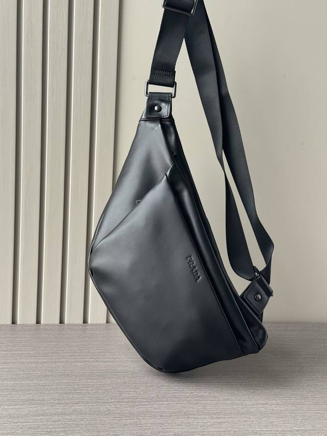 The latest hot Prada chest bag of the top counter mouse high-end fierce goods i