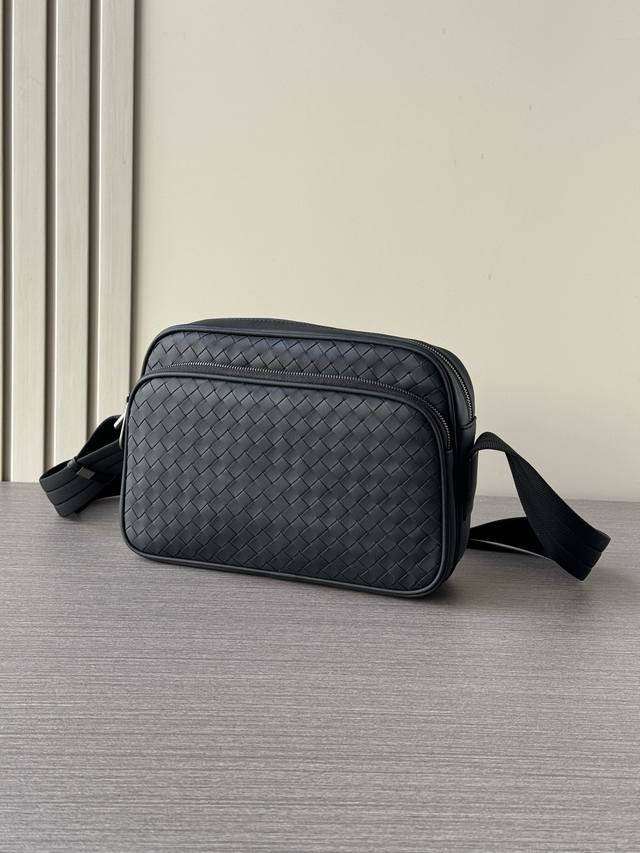 The latest hot-selling Bv waxed cowhide messenger bag from the top counter mous