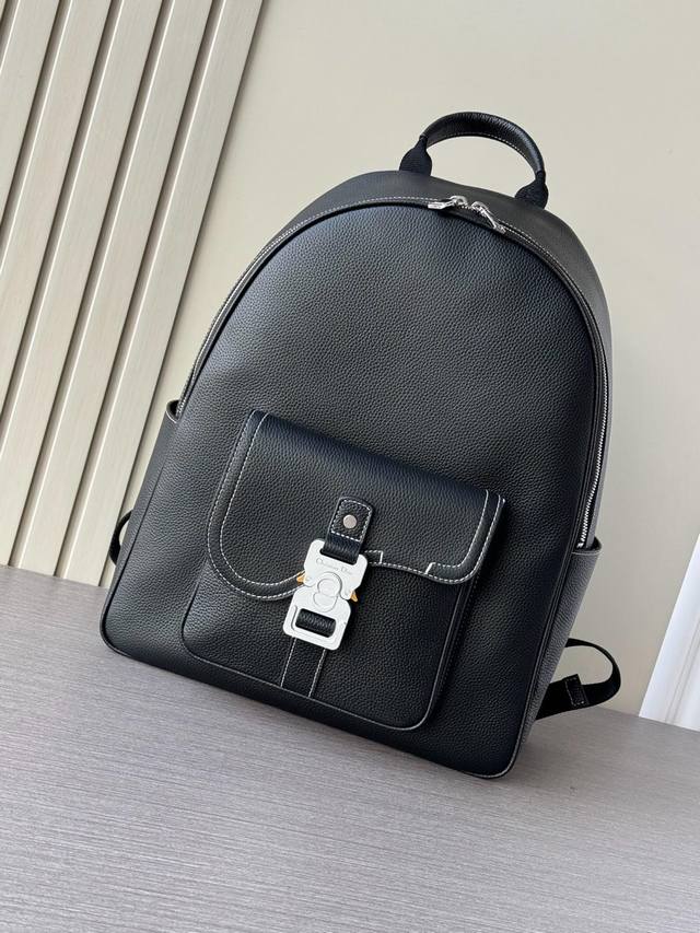 New to the Winter 2024 Men's Collection, this Saddle Zip Backpack features a st