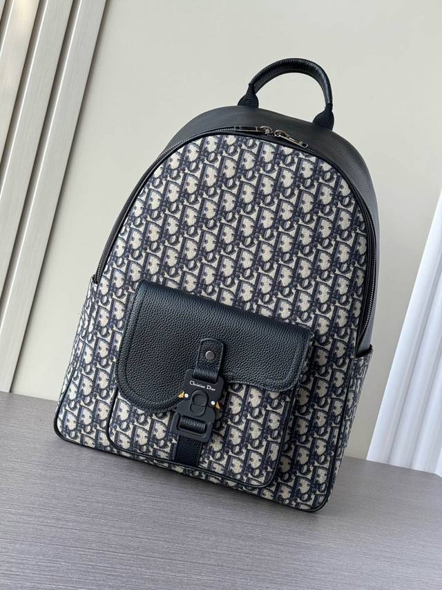 New to the Winter 2024 Men's Collection, this Saddle Zip Backpack features a st