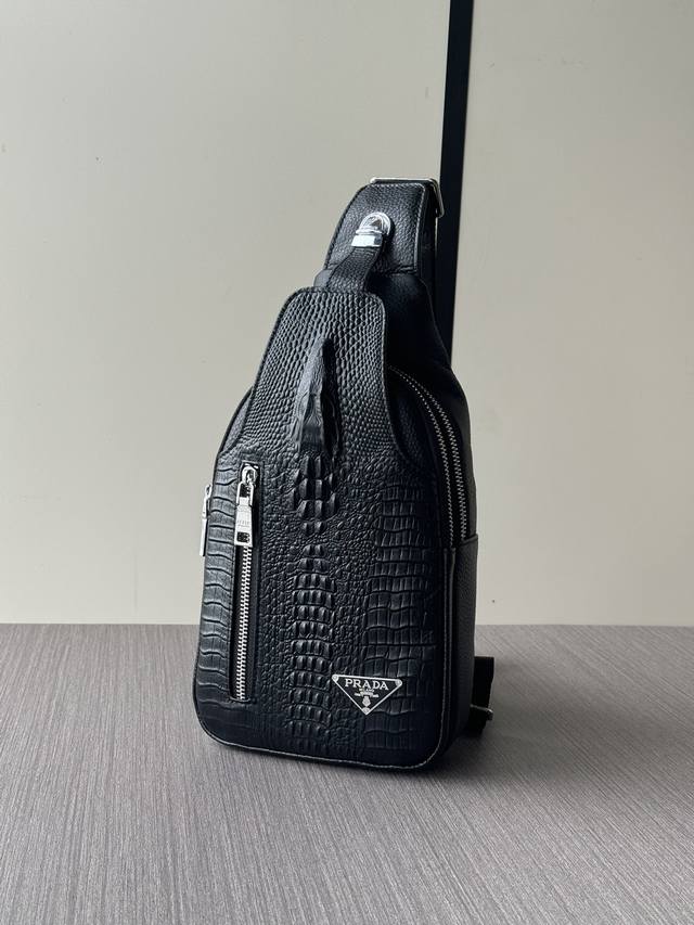 The latest style of the top counter, Prada chest bag, a popular model, is shipp