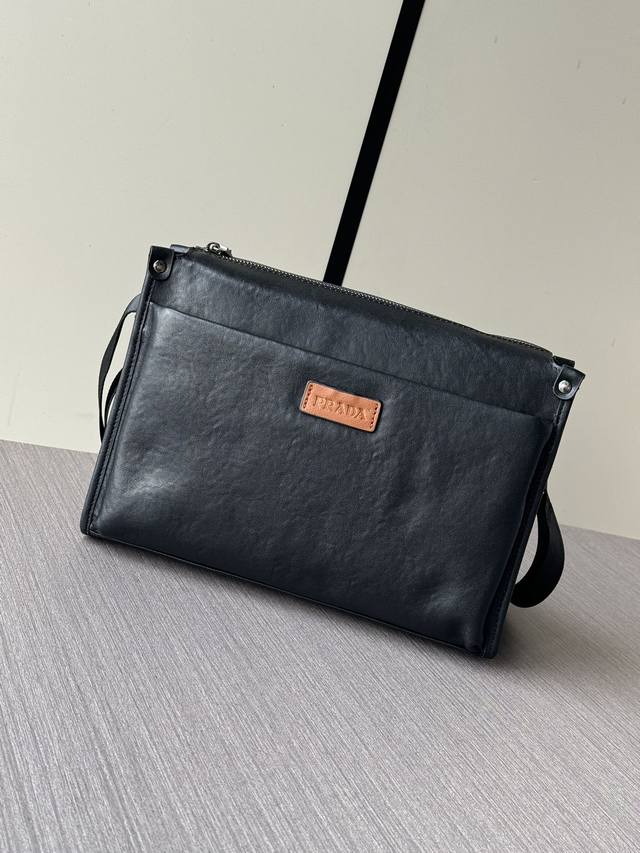 The latest hot Prada messenger bag from the top counter mouse, high-end and fie