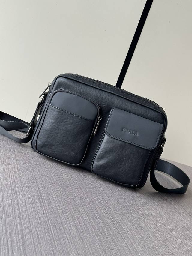 The latest hot Prada messenger bag from the top counter mouse, high-end and fie