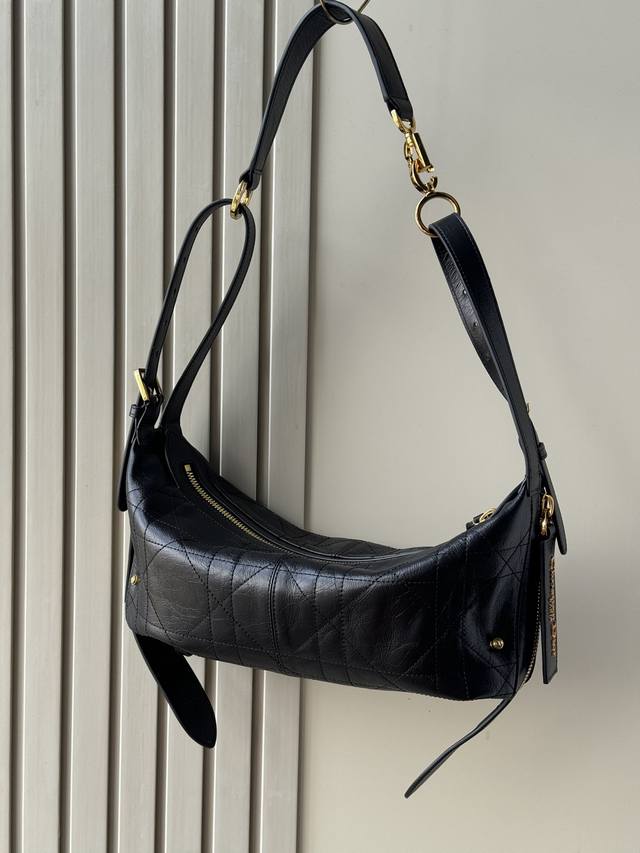 Top-quality original leather This D-Journey handbag is a new product this seaso