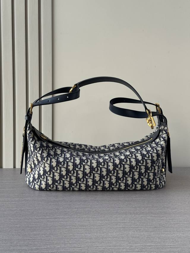 Top-quality original leather This D-Journey handbag is soft in texture and rein