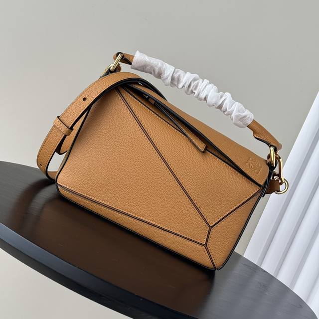 Top counter mouse hot goods Loewe new small grain soft cow leather Puzzle handba