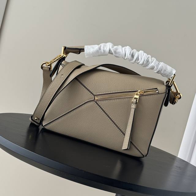 Top counter mouse hot goods Loewe new small grain soft cow leather Puzzle handba