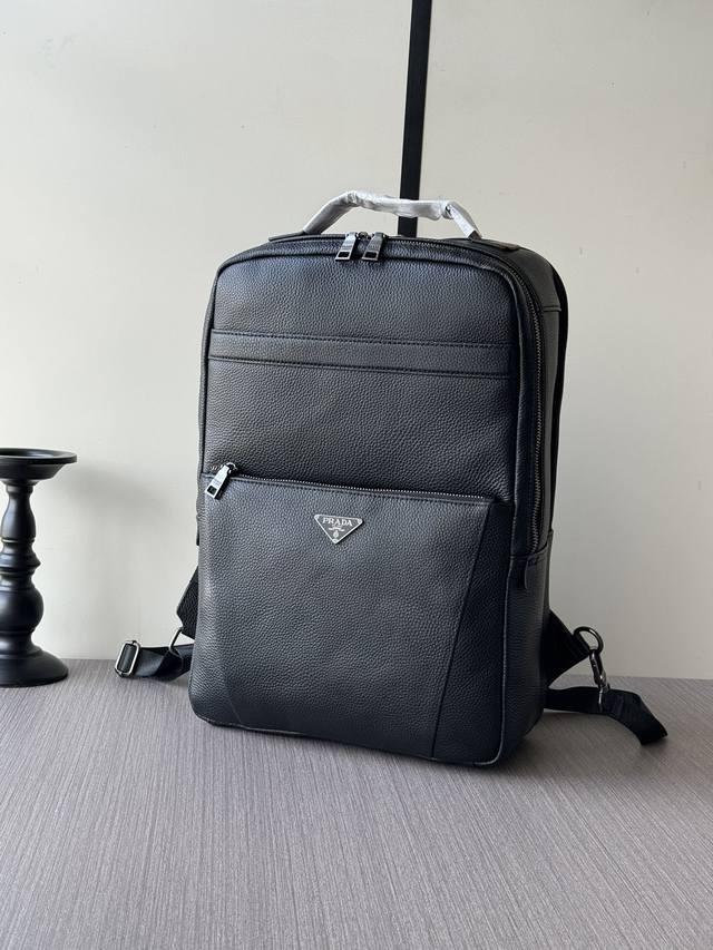 The latest and hottest Prada hand-held backpacks from the top counters are ship