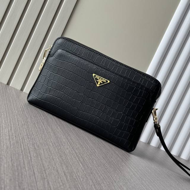 The latest hot Prada combination lock clutch bag is shipped in large quantities