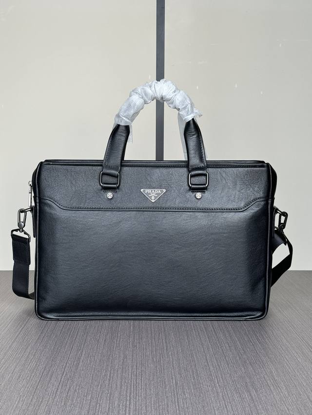 The latest and hottest Prada handbags from the top counters are shipped in larg